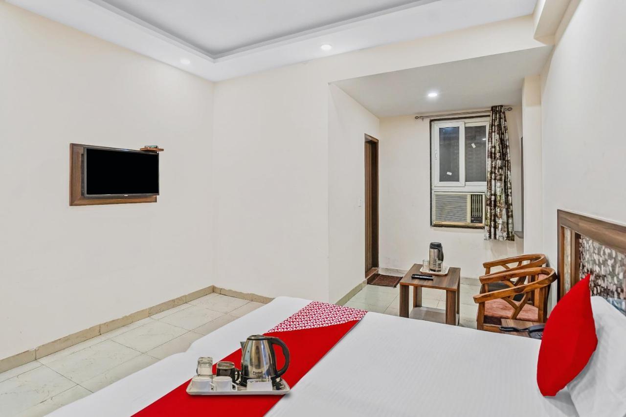 Oyo 88326 Hotel Cloud 9 Нью-Дели Экстерьер фото
