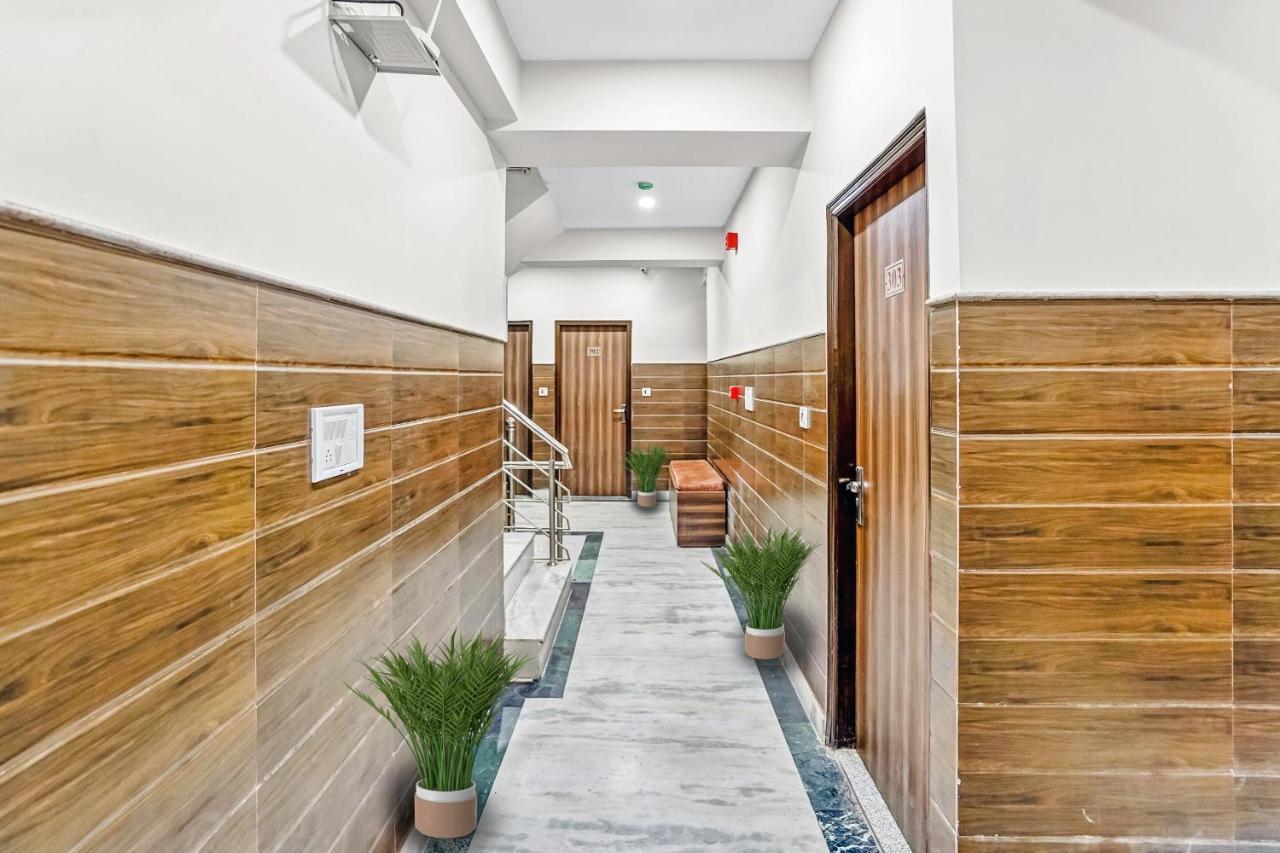 Oyo 88326 Hotel Cloud 9 Нью-Дели Экстерьер фото